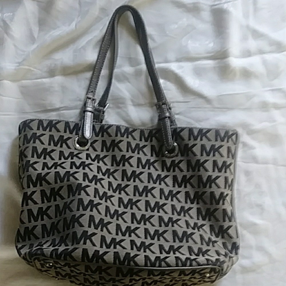 Michael Kors pocketbook handbag tan black.